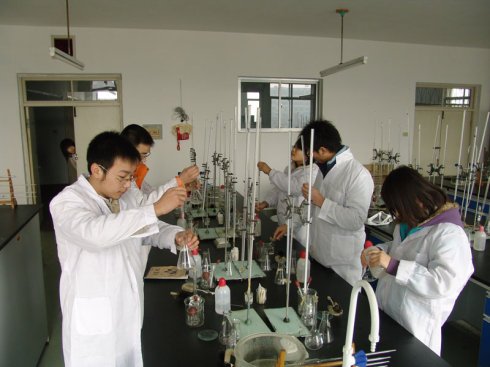 成都希望卫校药剂专业图