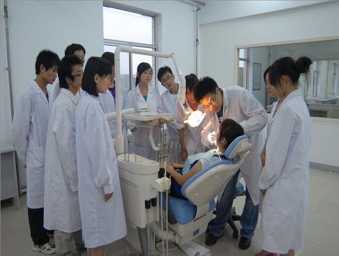 成都希望卫校口腔专业图